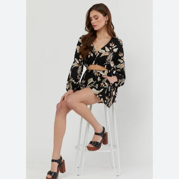 NWT Forever 21 Black Long Sleeve Floral Print Romper - Picture 3 of 7